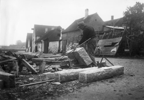 Stenhugger omkring 1900 formodentlig i Allinge